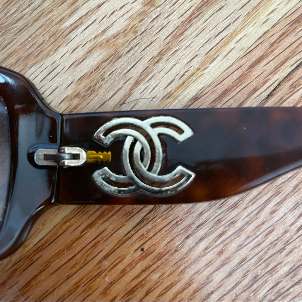 CHANEL | Tortoise Sunglasses - Picture 6 of 8